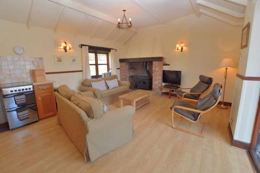 Spacious 3 bedroom country cottage, indoor pool & sauna, conservatory