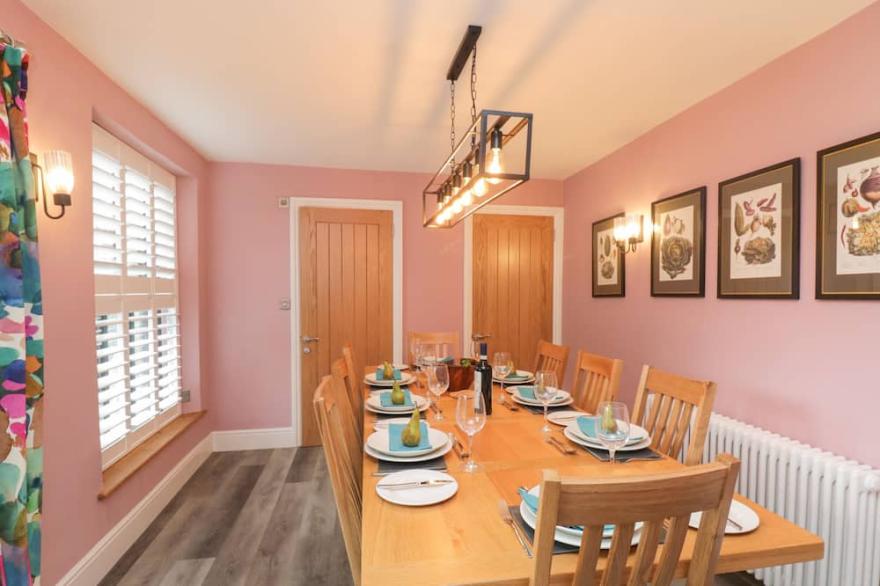 HAZELNUT COTTAGE, family friendly, with open fire in Windermere