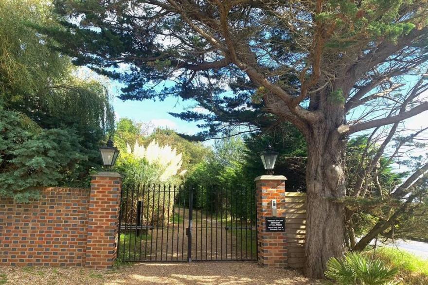 Stunning 6 bedroom Farmhouse in Hellingly
