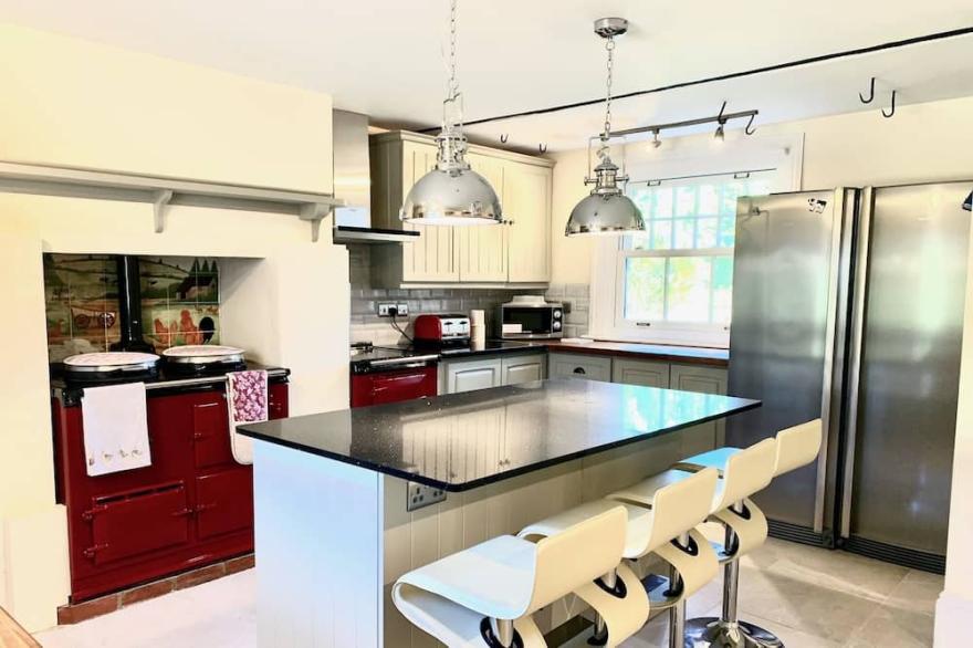 Stunning 6 bedroom Farmhouse in Hellingly