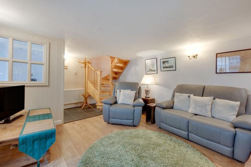 Wisteria Cottage - Two Bedroom House, Sleeps 4