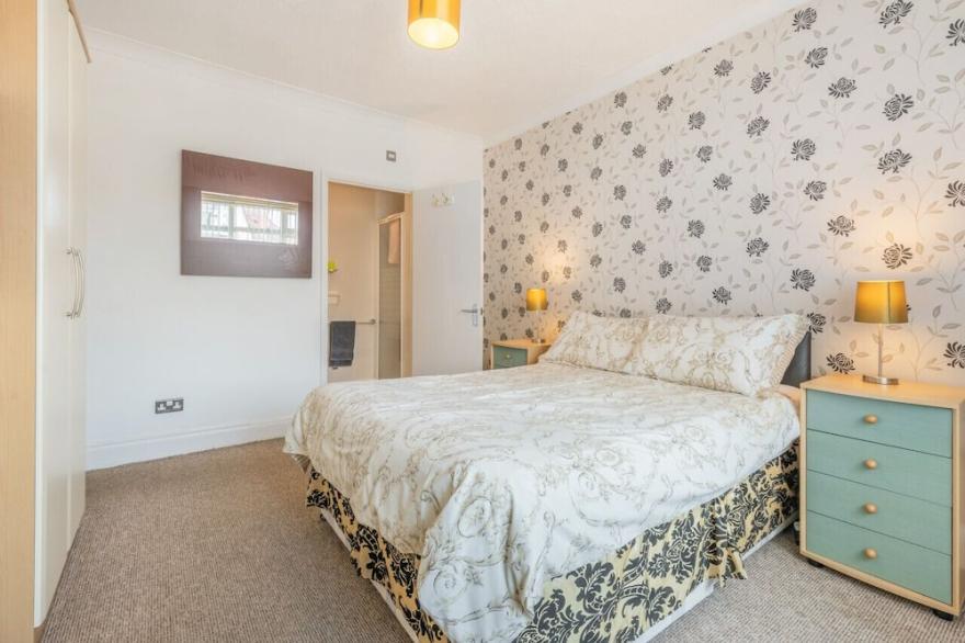 Parkside - Six Bedroom House, Sleeps 10