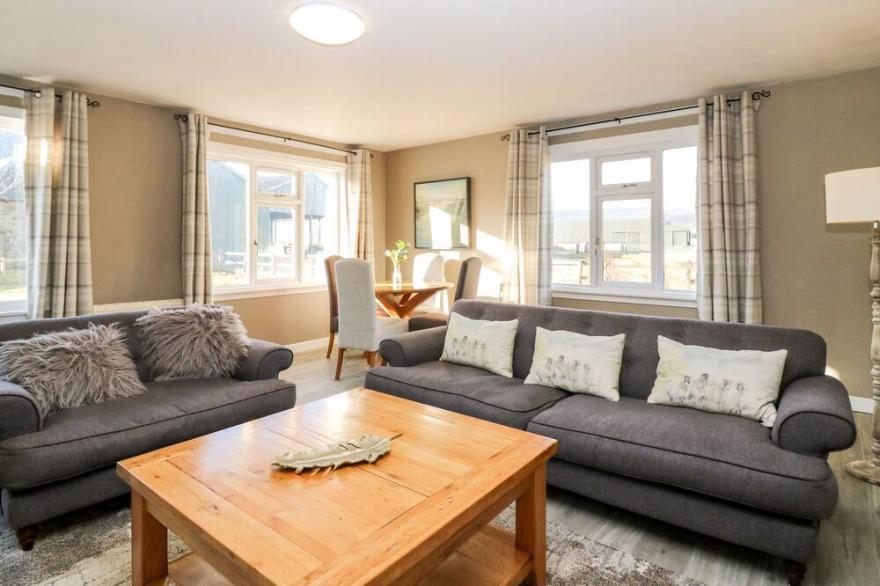WHITE HILLOCKS COTTAGE, pet friendly, with open fire in Kirriemuir