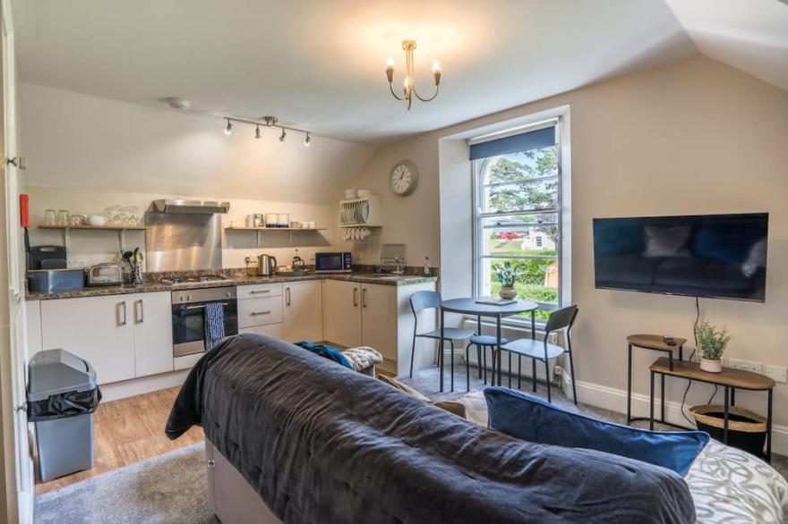 1a Astor House modern cosy town facing one bed apartment for 2-3 people