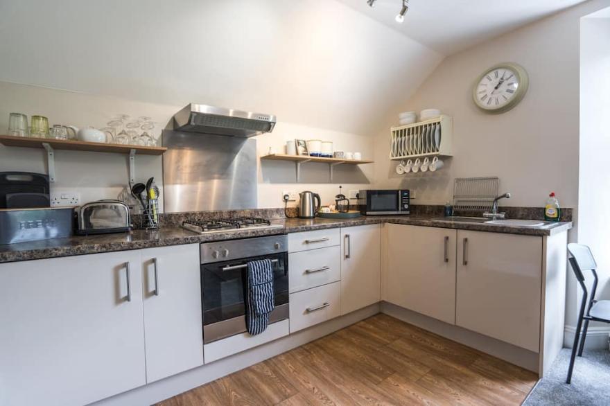 1a Astor House modern cosy town facing one bed apartment for 2-3 people