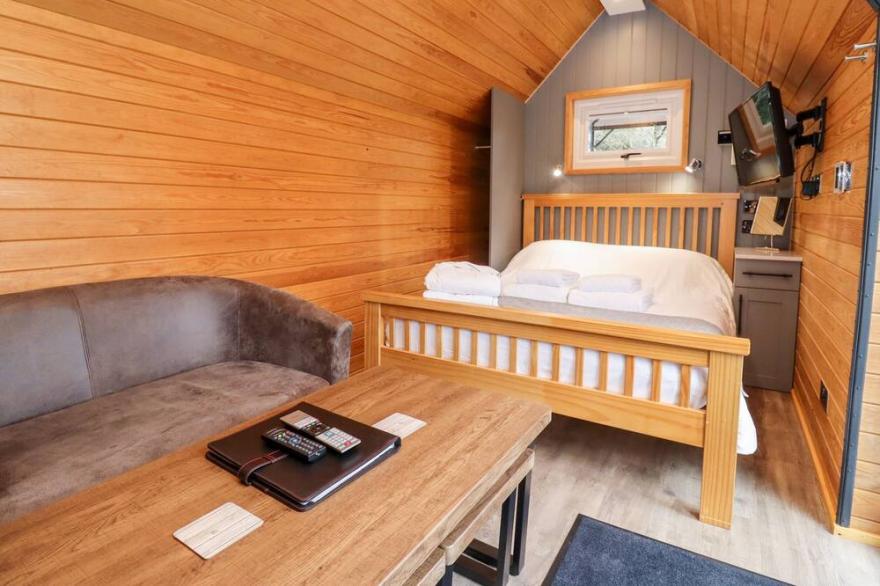 ACORN LODGE AT BRIDGE LAKE FARM & FISHERY, romantic in Chacombe