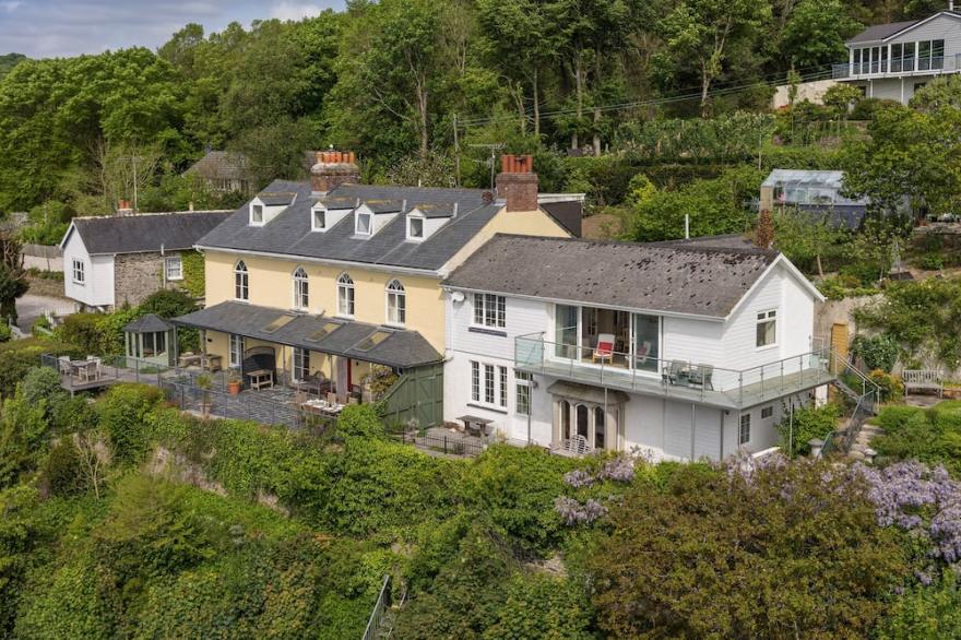 CREEKSIDE HOUSE, pet friendly, with a garden in Fowey