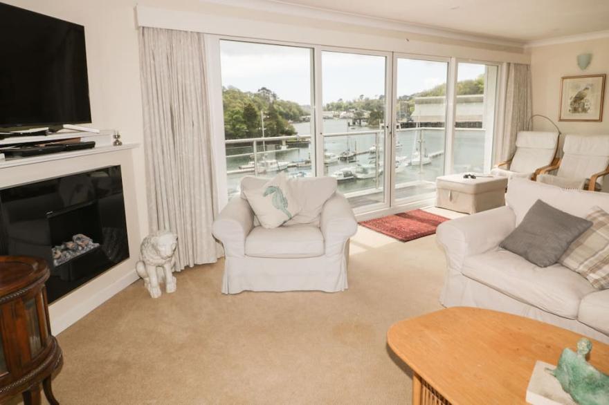 CREEKSIDE HOUSE, pet friendly, with a garden in Fowey