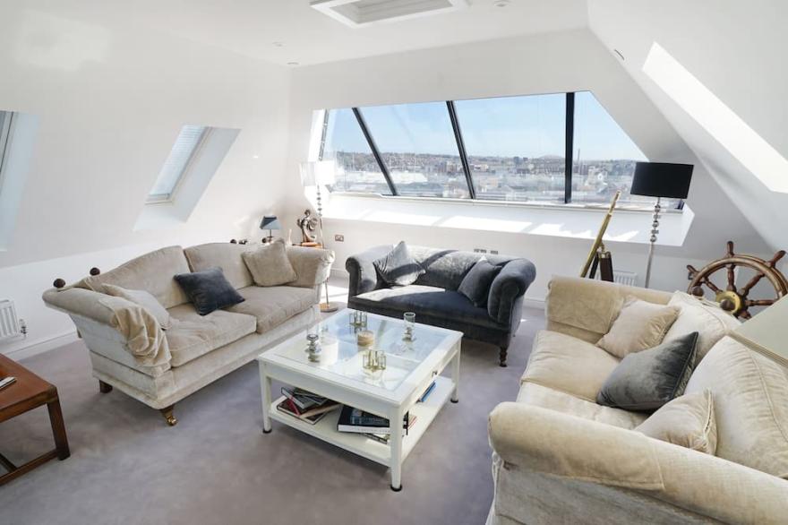 The J House - Cowes - Sleeps 12 - Sea Views