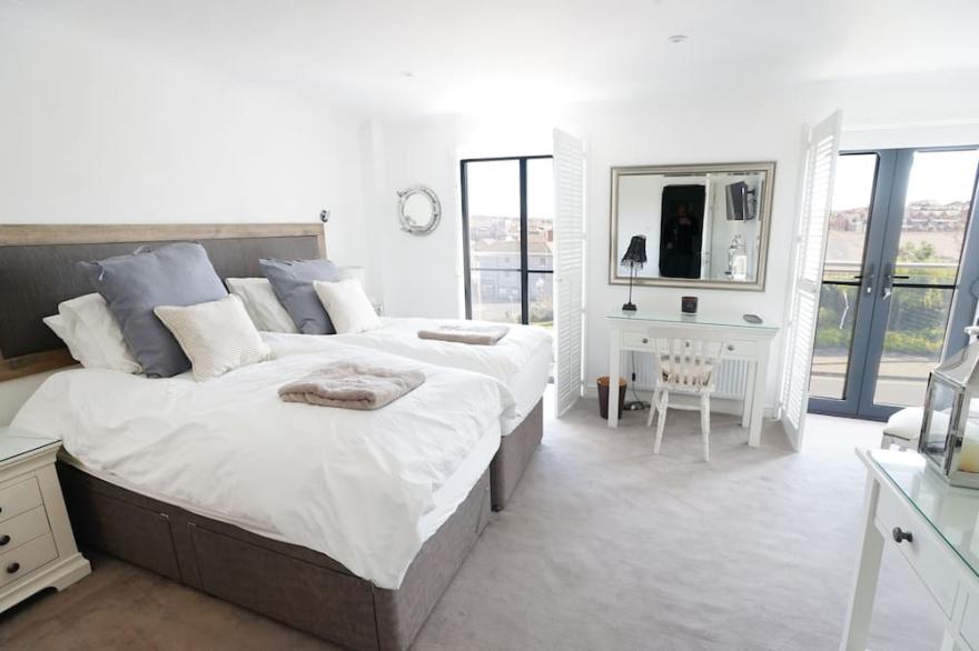The J House - Cowes - Sleeps 12 - Sea Views