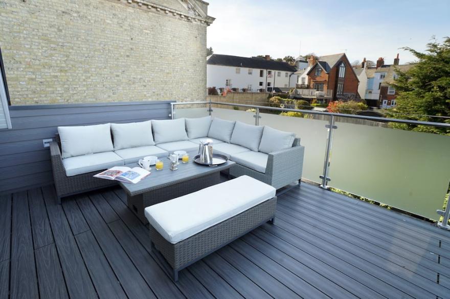 The J House - Cowes - Sleeps 12 - Sea Views