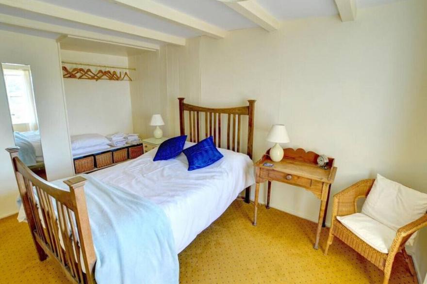 Hall's Place - Two Bedroom House, Sleeps 4