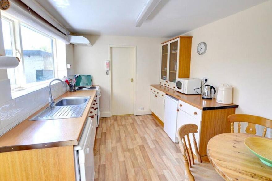 Hall's Place - Two Bedroom House, Sleeps 4