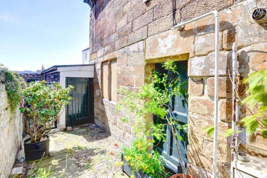 Hall's Place - Two Bedroom House, Sleeps 4