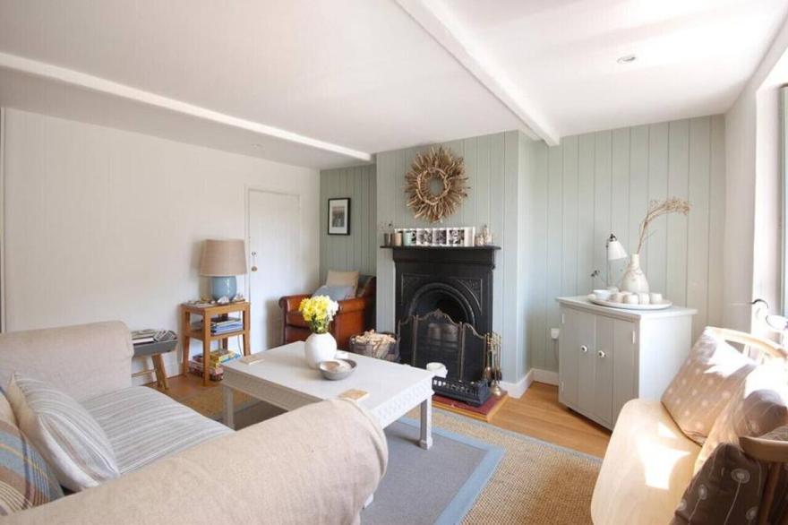 4 Church Terrace - Two Bedroom House, Sleeps 4