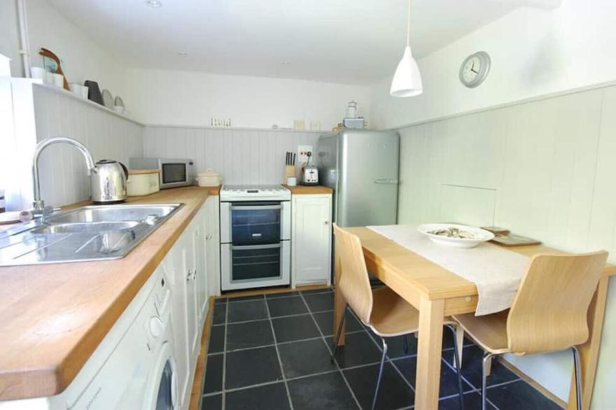 4 Church Terrace - Two Bedroom House, Sleeps 4