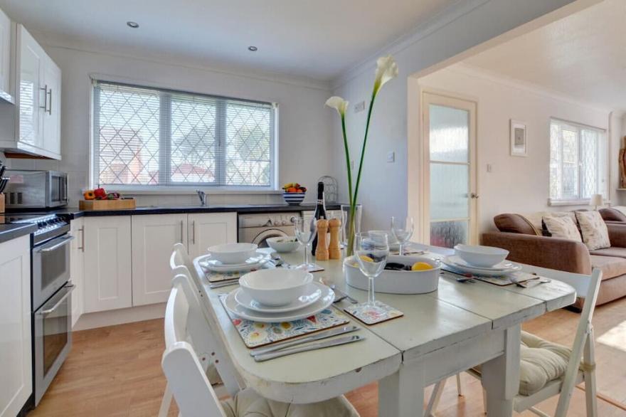Sandcastles - Two Bedroom House, Sleeps 4