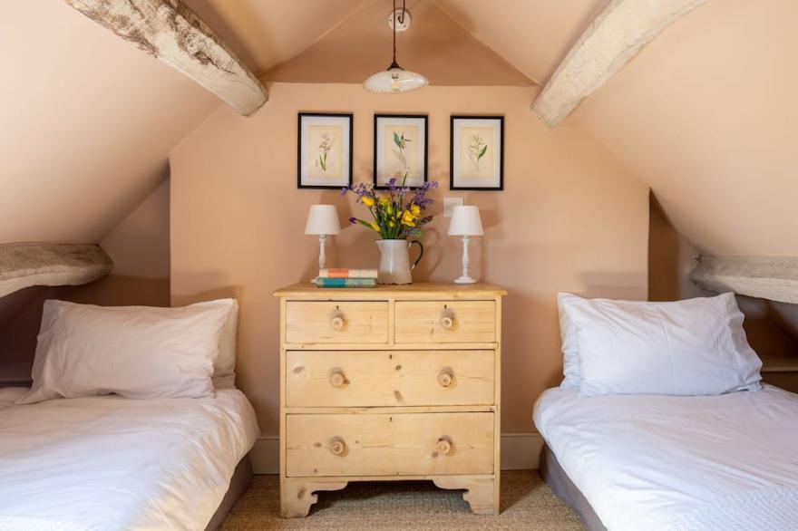 ★ Renovated Cosy & Rustic Cotswold cottage with fire ★