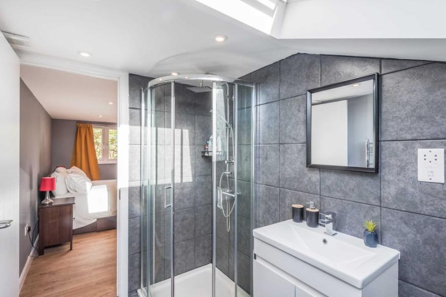 Spacious 4 bed New Cross house with garden