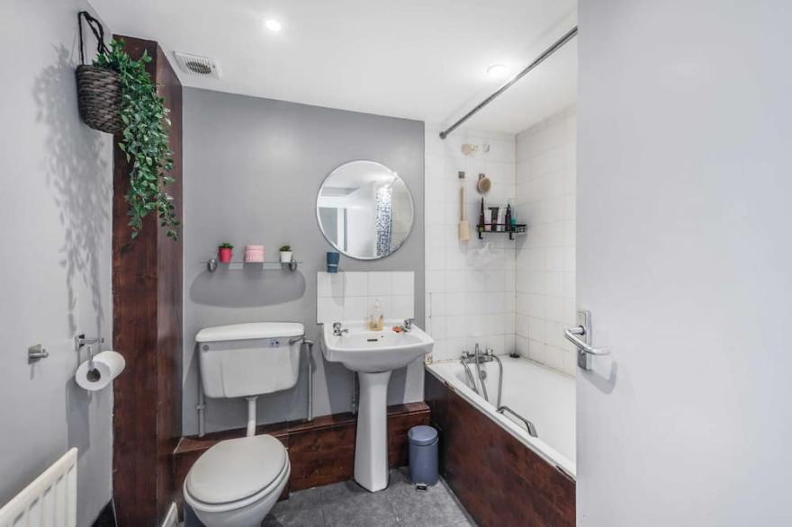 Spacious 4 bed New Cross house with garden