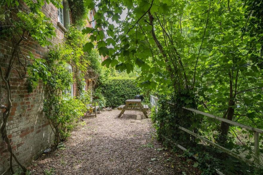 Eades Mill - Three Bedroom House, Sleeps 8