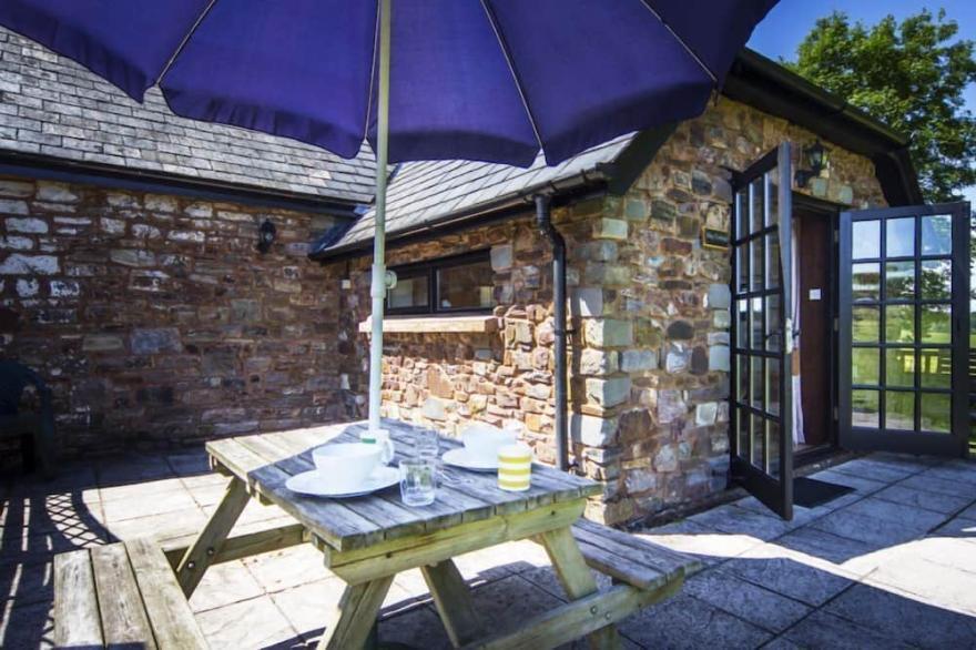 Delightful 2 bedroom cottage in beautiful Devon countryside, indoor pool & sauna