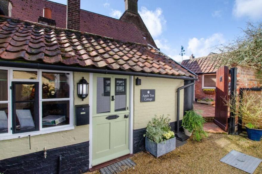 Apple Tree Cottage - Two Bedroom House, Sleeps 4