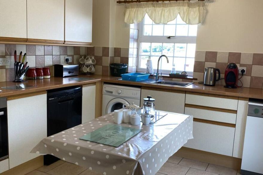 Sunnyside - Six Bedroom House, Sleeps 8