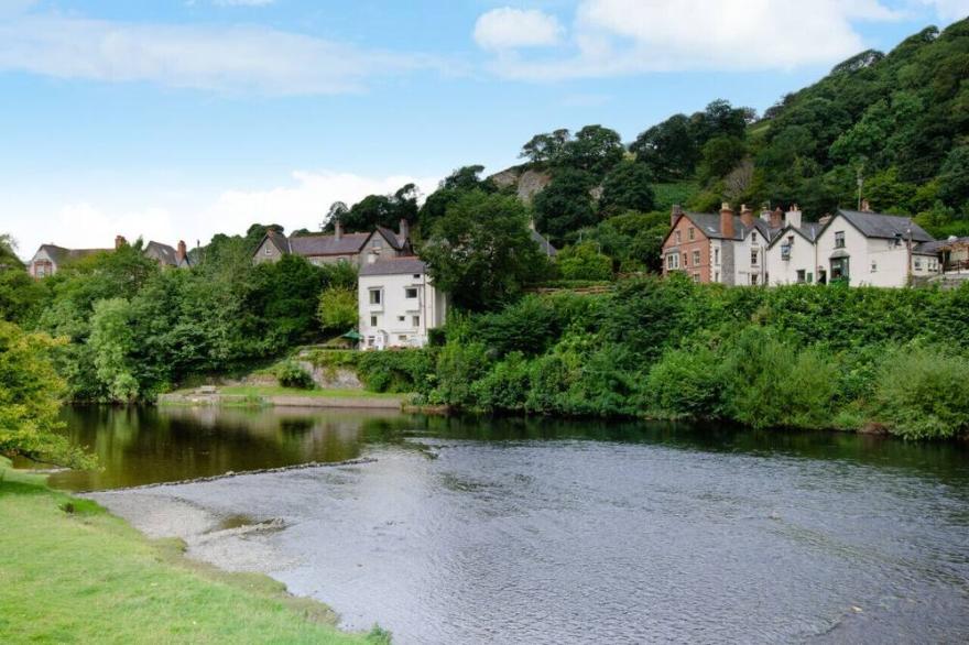 Dee Mount - Two Bedroom House, Sleeps 4
