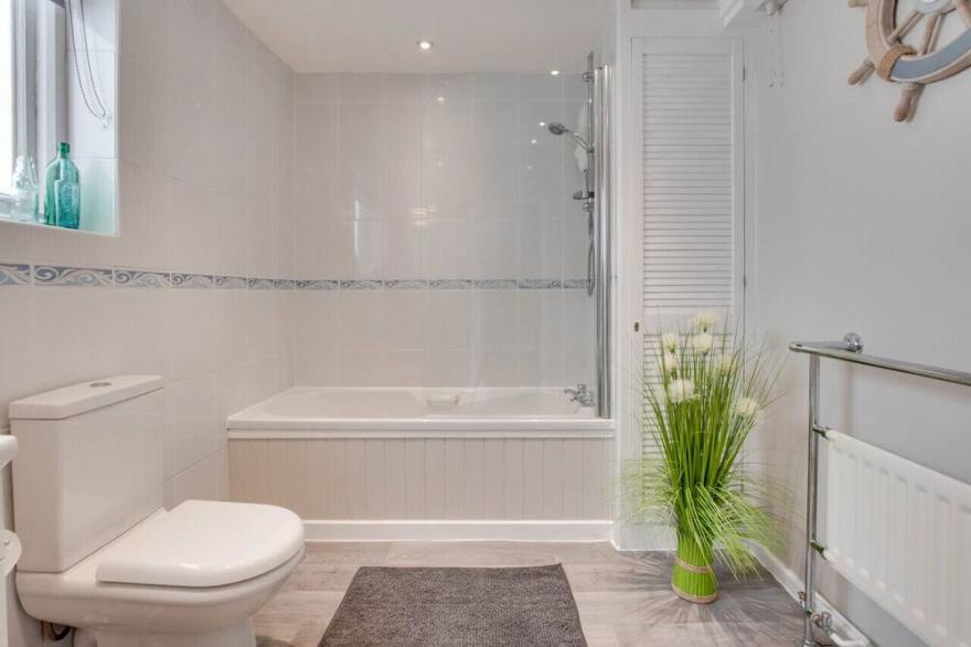 Sea Dog Cottage - Two Bedroom House, Sleeps 4