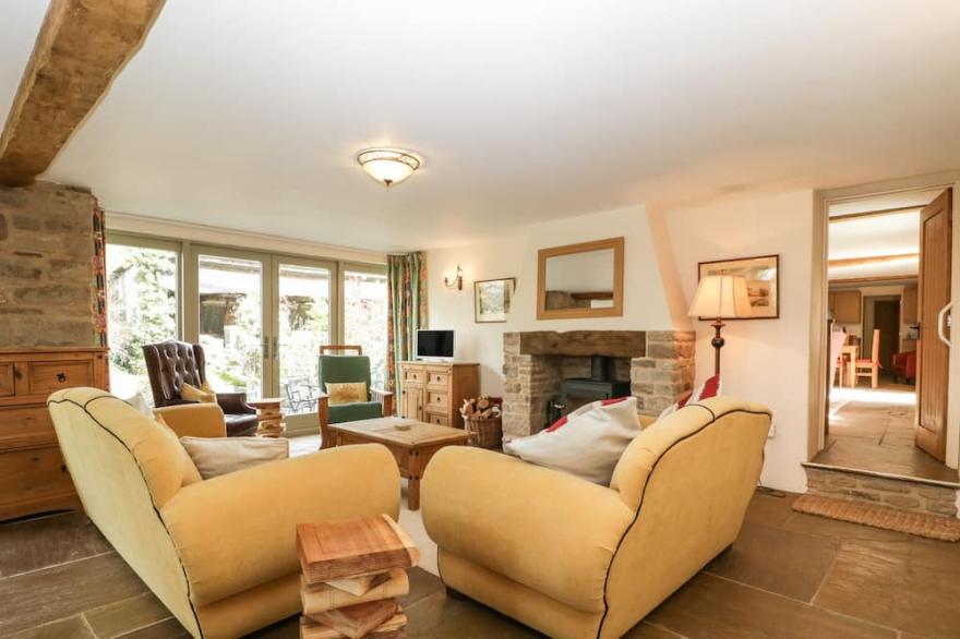 TIMBER BARN, pet friendly, with hot tub in Eardisland