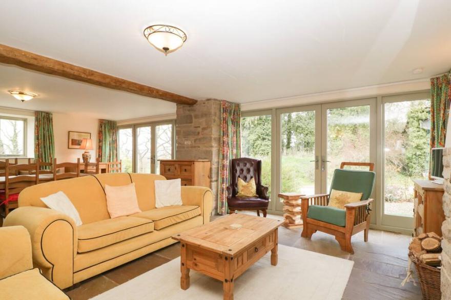 TIMBER BARN, pet friendly, with hot tub in Eardisland