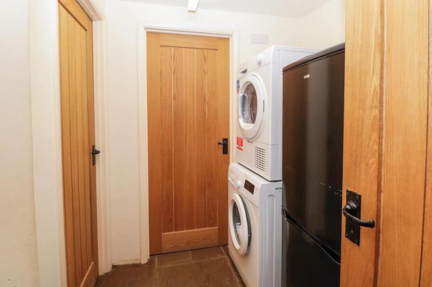 TIMBER BARN, pet friendly, with hot tub in Eardisland