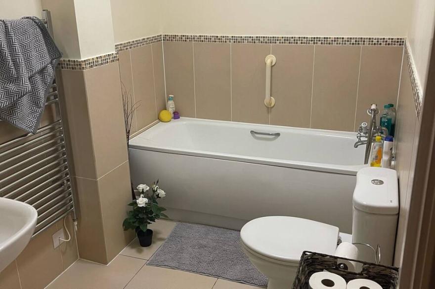 Attractive Large 2 bed apartment - great location