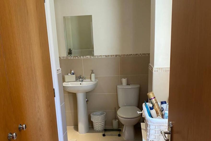 Attractive Large 2 bed apartment - great location