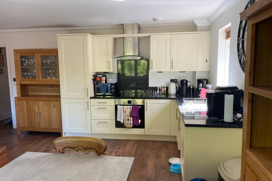 Attractive Large 2 bed apartment - great location