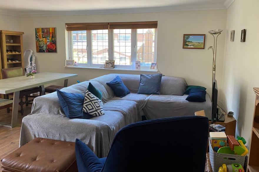 Attractive Large 2 bed apartment - great location