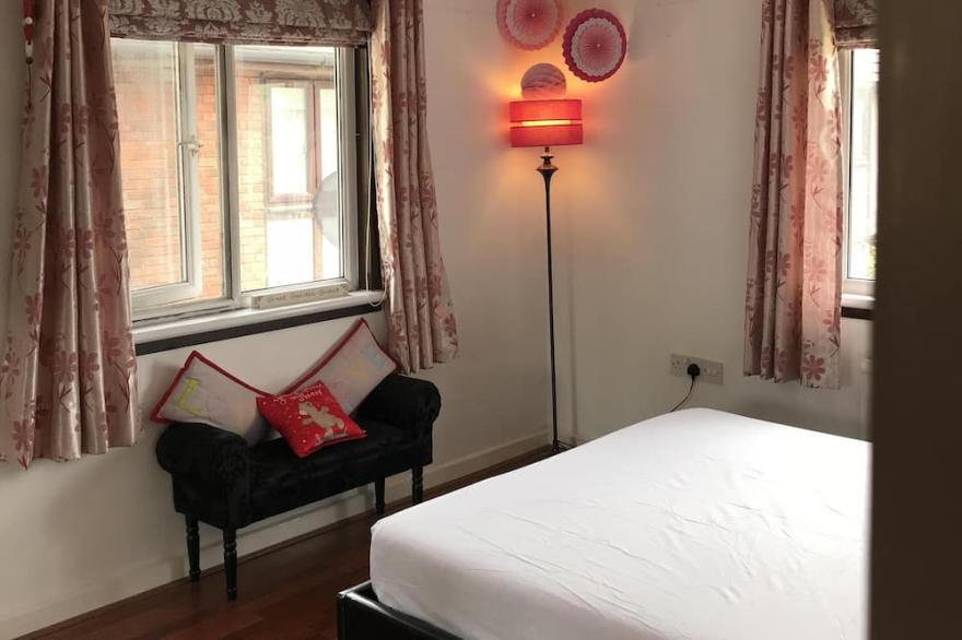 4/BedRooms/House/Garden/2FreeParkings/DLRTrain/O2/Excel
