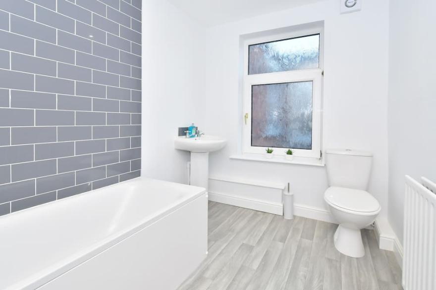 Townhouse @ 272 Walthall Street Crewe - SUPERIOR SINGLE WITH TV