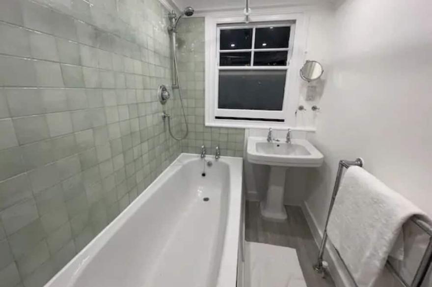 Lovely 2-bedroom Condo in Battersea