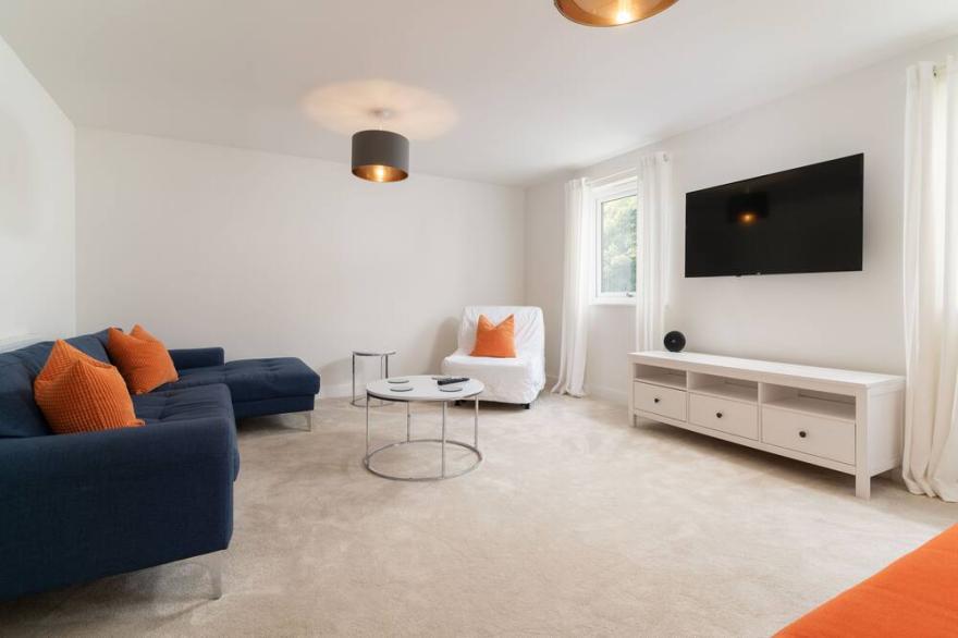 Stunning family size 4 BED townhouse with garden & parking