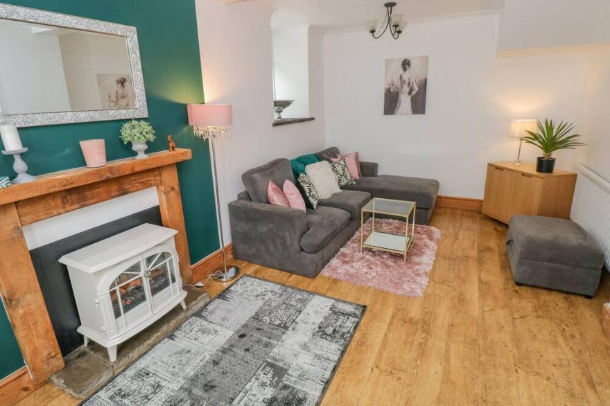 CASTELL NEWYDD, family friendly, with open fire in Bridgend