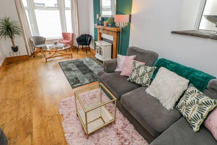CASTELL NEWYDD, family friendly, with open fire in Bridgend