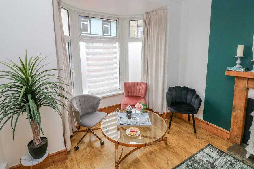 CASTELL NEWYDD, family friendly, with open fire in Bridgend