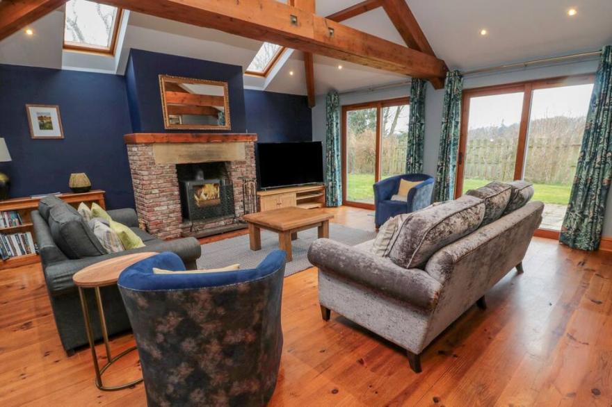 RIDLEY LODGE, pet friendly, with open fire in West Thirston/Felton