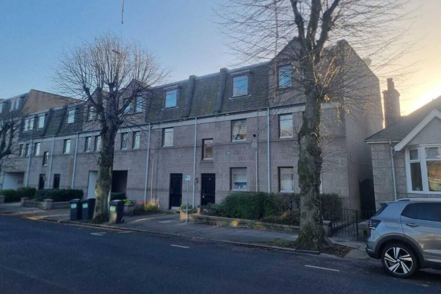Lovely 2 bedroom apartment with private parking