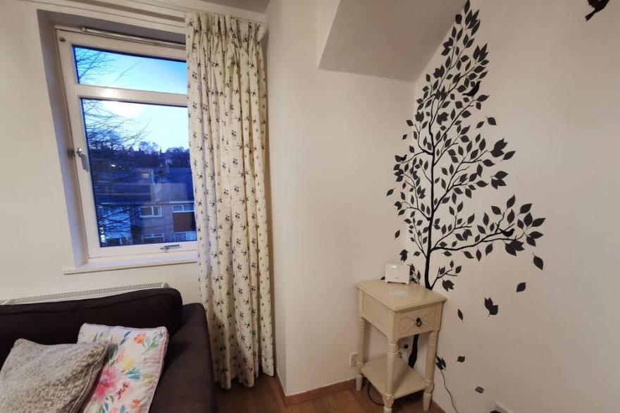 Lovely 2 bedroom apartment with private parking