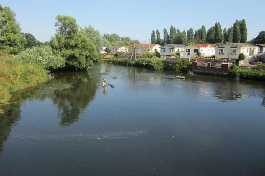 LUXURY 1 BED  FLAT  WITH GARDEN  - 2 MINS WALK TO RIVER  -  DOG FRIENDLY