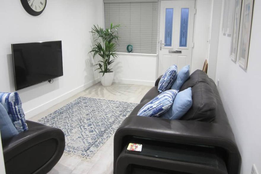LUXURY 1 BED  FLAT  WITH GARDEN  - 2 MINS WALK TO RIVER  -  DOG FRIENDLY
