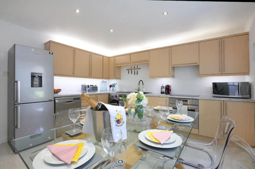 Spacious 4BR City Centre Apartment w/ Free Parking